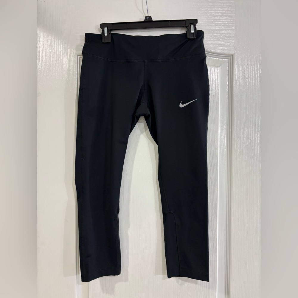 Nike Crop Leggings with Logo and Back Zip Pocket